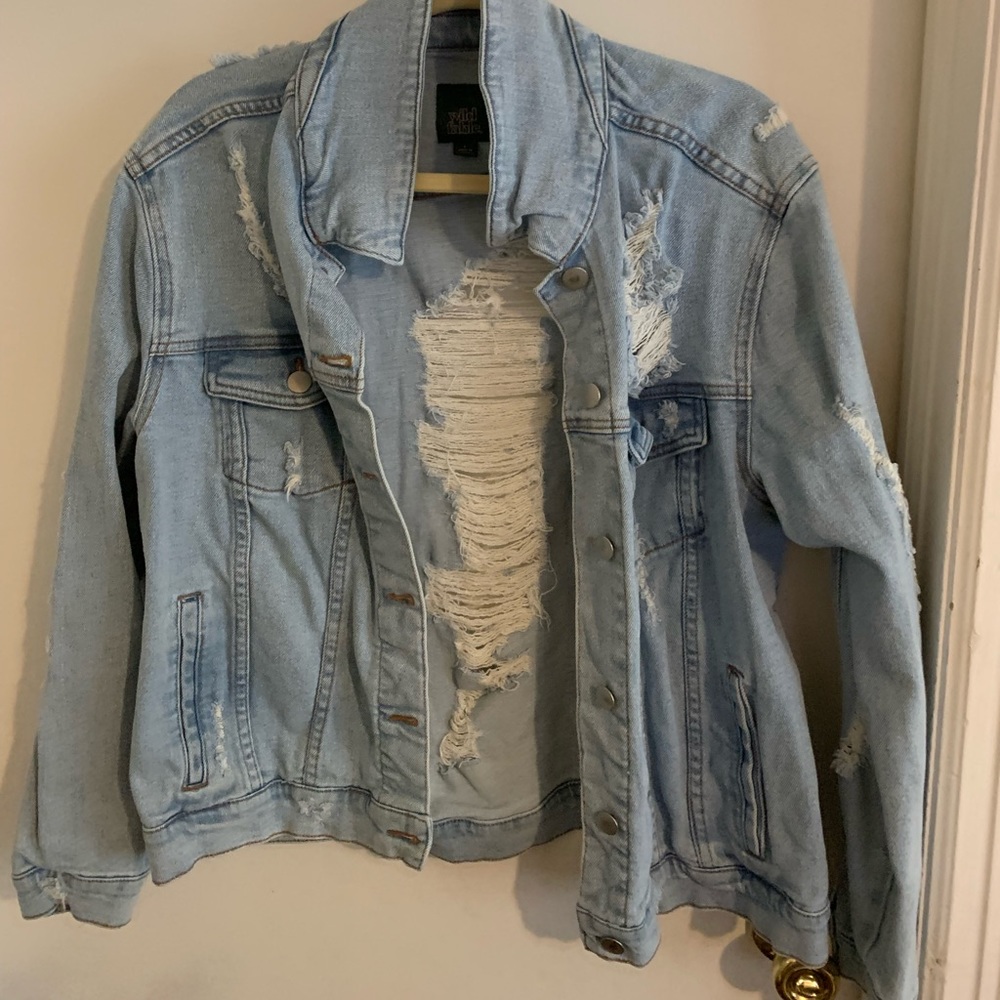 Size L light wash jean jacket